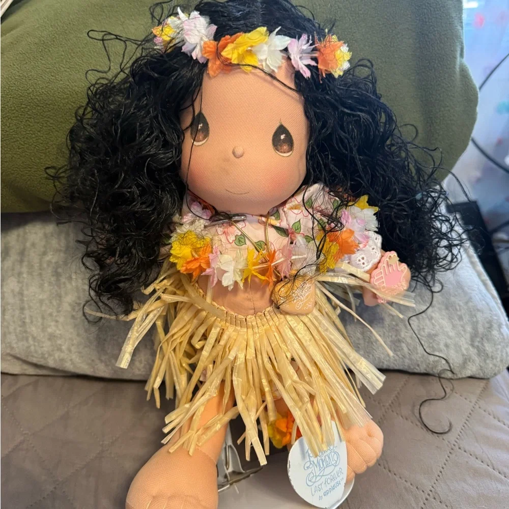 Precious Moments Mahealani Hawaiian Doll Pink Lei Skirt Hawaii with stand